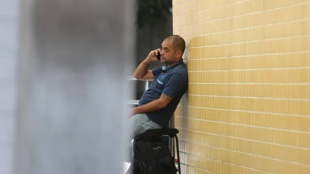 Pai de menino lançado de apartamento chega ao IML para liberar corpo: ‘Minha dor é muito grande’