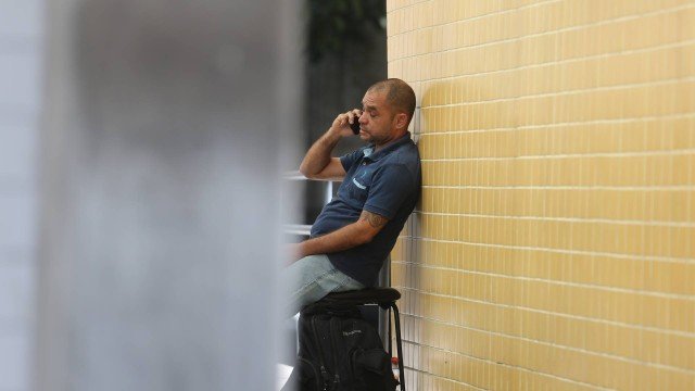 Pai de menino lançado de apartamento chega ao IML para liberar corpo: ‘Minha dor é muito grande’