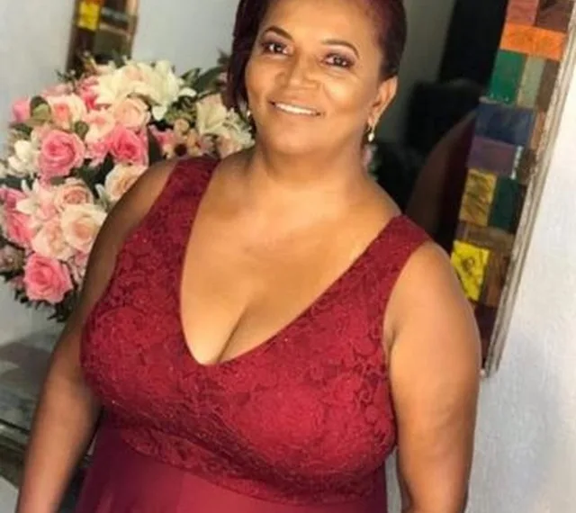 Mulher morre ao fazer redução de mamas em clínica de estética e familiares se revoltam