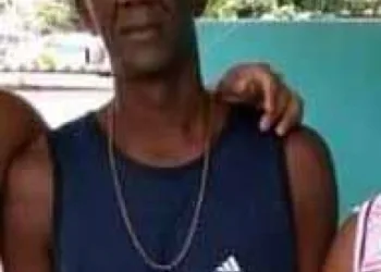 Mulher morre ao ser esfaqueada pelo ex-marido na frente da filha