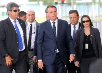 Presidente Jair Bolsonaro cumprimenta populares no Palácio da Alvorada - Wilson Dias/Agência Brasil
