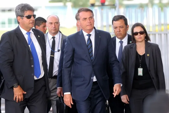 Presidente Jair Bolsonaro cumprimenta populares no Palácio da Alvorada - Wilson Dias/Agência Brasil