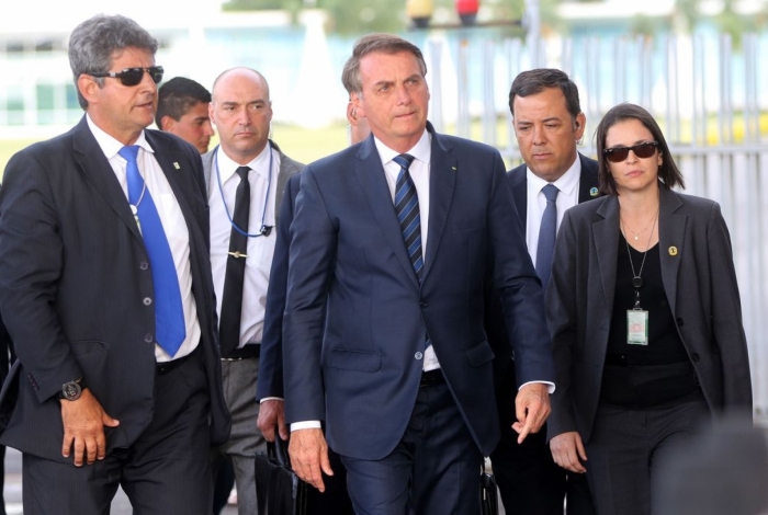 Presidente Jair Bolsonaro cumprimenta populares no Palácio da Alvorada - Wilson Dias/Agência Brasil