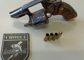 Homem abre fogo em feira por causa de pastel e é baleado por policial de folga