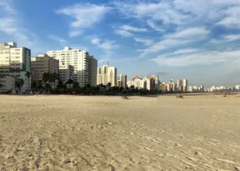 Homem é atropelado por trator em praia