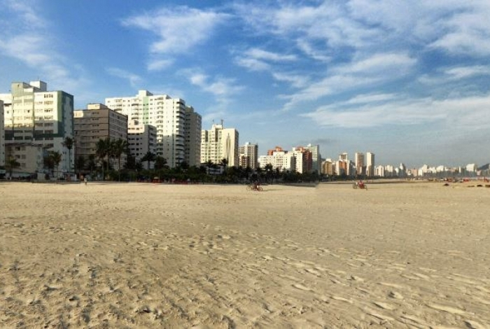 Homem é atropelado por trator em praia