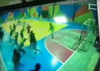 Vídeo: dupla faz ataque a tiros durante partida de futebol em quadra de escola