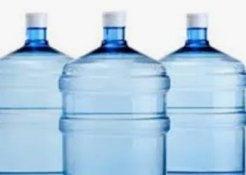 Consumidores que se sentirem lesados com água da Cedae podem entrar na Justiça