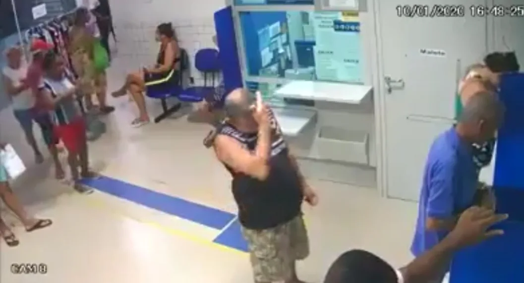 VIGILANTE DISPARA ACIDENTALMENTE CALIBRE 12 E DEIXA 4 FERIDOS EM LOTÉRICA NO RJ