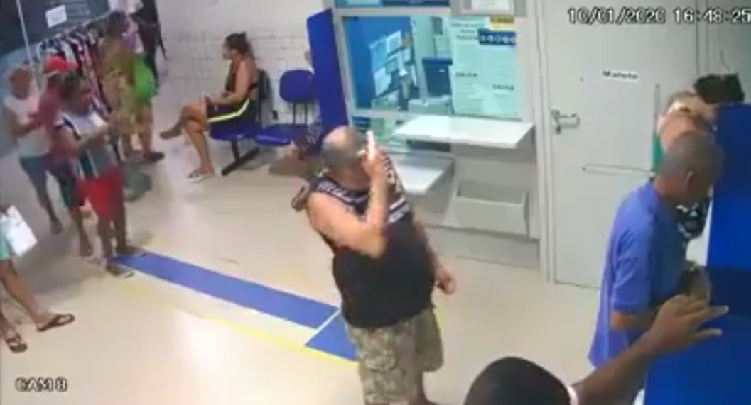 VIGILANTE DISPARA ACIDENTALMENTE CALIBRE 12 E DEIXA 4 FERIDOS EM LOTÉRICA NO RJ