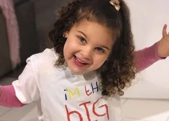 Menina perde a vida enforcada em capacete de bicicleta e serve de alerta