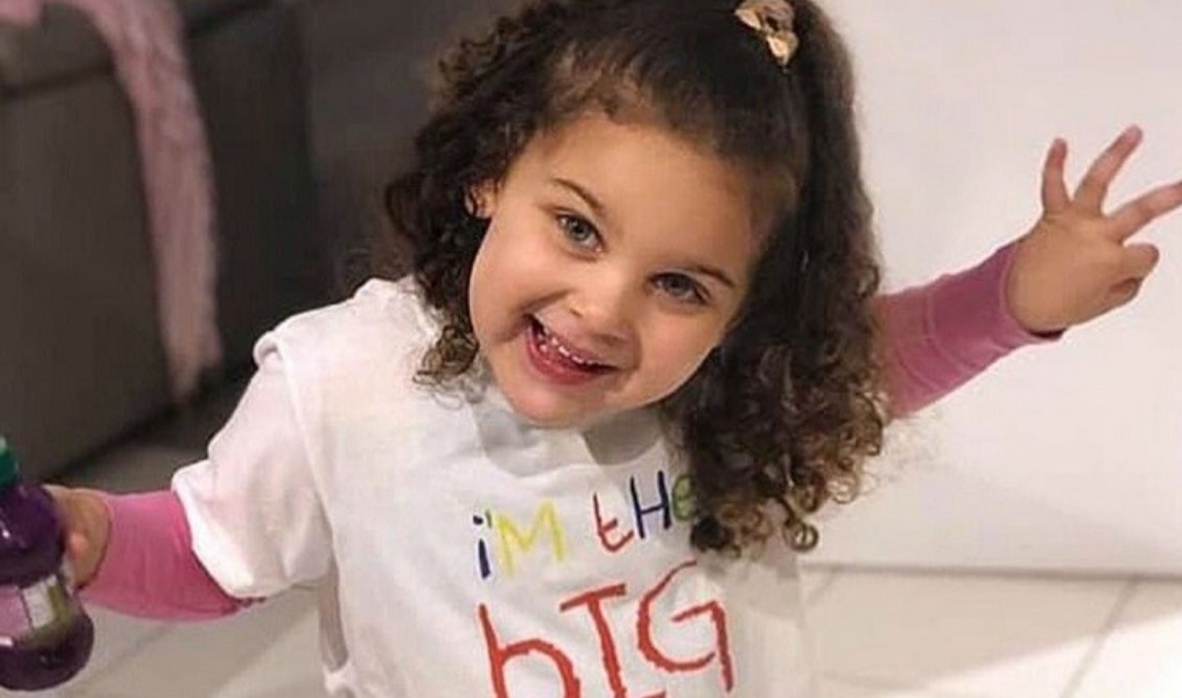 Menina perde a vida enforcada em capacete de bicicleta e serve de alerta