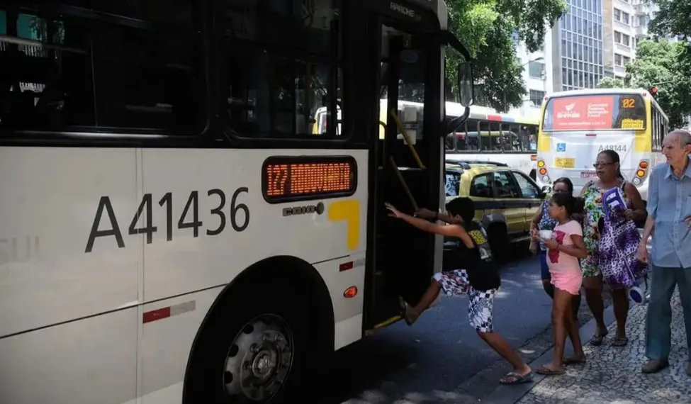 Rio: empresas de ônibus têm até setembro para climatizar toda a frota