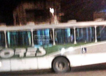 Criminosos usam ônibus para fechar rua durante intenso tiroteio  no RJ