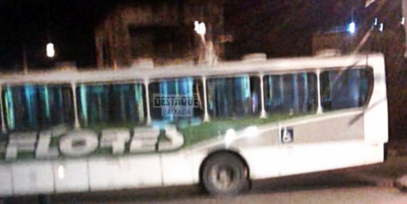 Criminosos usam ônibus para fechar rua durante intenso tiroteio  no RJ