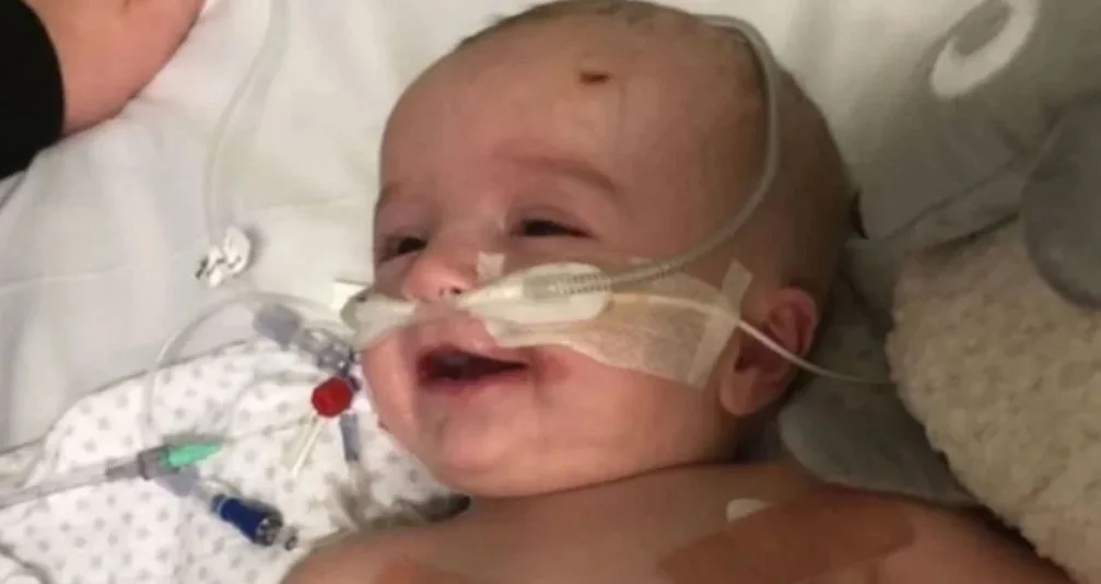 leituraApós 7 meses em coma, bebê acorda e sorri para o pai