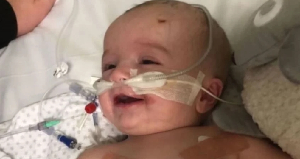 leituraApós 7 meses em coma, bebê acorda e sorri para o pai