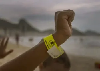 Pulseira de identificação garante segurança a crianças (e pais) na praia