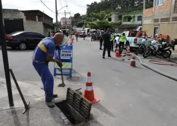 Moradores de Cosmos, na Zona Oeste, recebem os serviços do programa de zeladoria Cuidar da Cidade