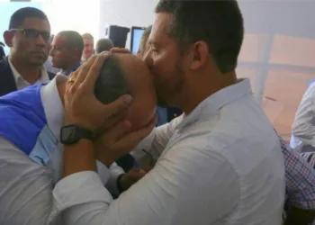 Após briga com Bolsonaro, Witzel cai aos prantos nos braços de um deputado do PSL