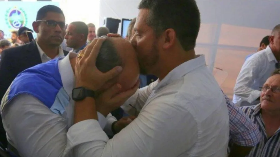 Após briga com Bolsonaro, Witzel cai aos prantos nos braços de um deputado do PSL