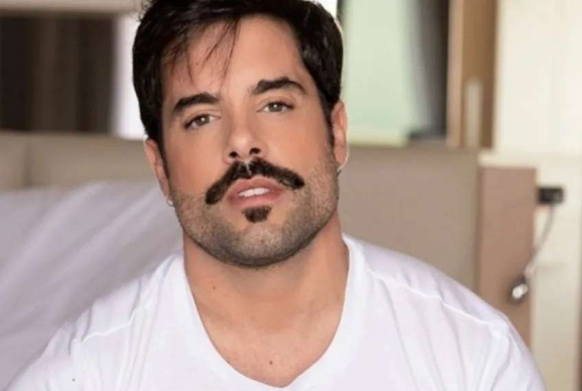 Galã da Globo apresenta o seu marido em evento e fotos são de tirar o fôlego