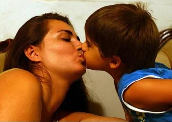 PSICÓLOGA ADVERTE: você nunca deve beijar na boca de seus filhos