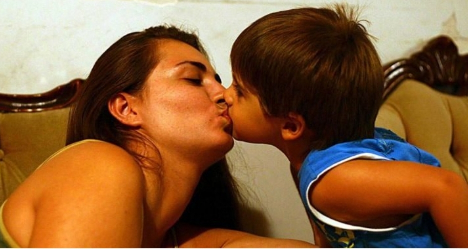 PSICÓLOGA ADVERTE: você nunca deve beijar na boca de seus filhos