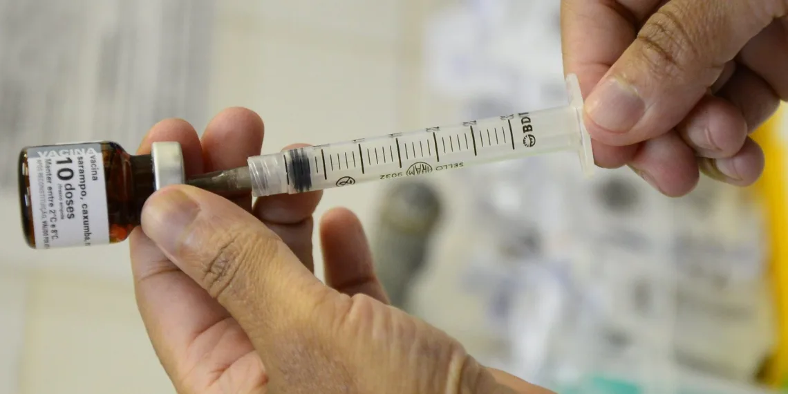 Prefeitura realiza campanha para ampliar cobertura de vacinação contra o sarampo na alta temporada