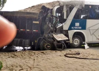 URGENTE – DOIS MORTOS EM COLISÃO ENTRE ÔNIBUS DA EMPRESA 1001 E CAMINHÃO NO RJ