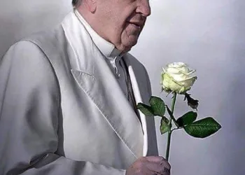 O PAPA FRANCISCO É UM SER HUMANO DE CARNE E OSSO