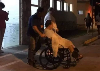 Tony Ramos deixa hospital de cadeira de rodas