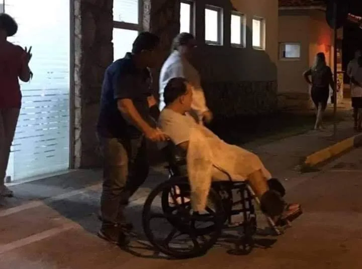 Tony Ramos deixa hospital de cadeira de rodas