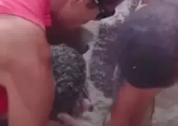 Adolescente é internado em estado grave soterrado após brincadeira de se enterrar na areia de praia do RJ