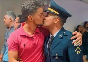 PM que beijou namorado é ameaçado em grupo da polícia no WhatsApp