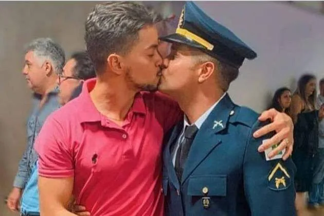 PM que beijou namorado é ameaçado em grupo da polícia no WhatsApp
