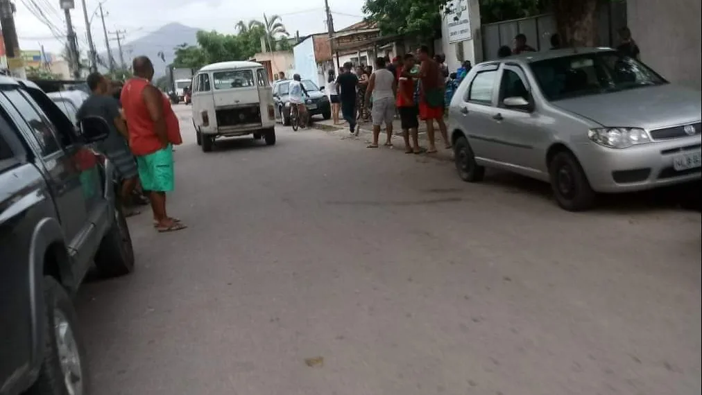 FILA GRANDE E CONFUSÃO EM BUSCA DE ÁGUA EM CAMPO GRANDE