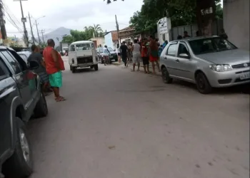 FILA GRANDE E CONFUSÃO EM BUSCA DE ÁGUA EM CAMPO GRANDE