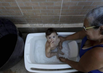 MÉDICOS RECOMENDAM QUE CRIANÇAS NÃO TENHAM CONTATO COM ÁGUA DA CEDAE