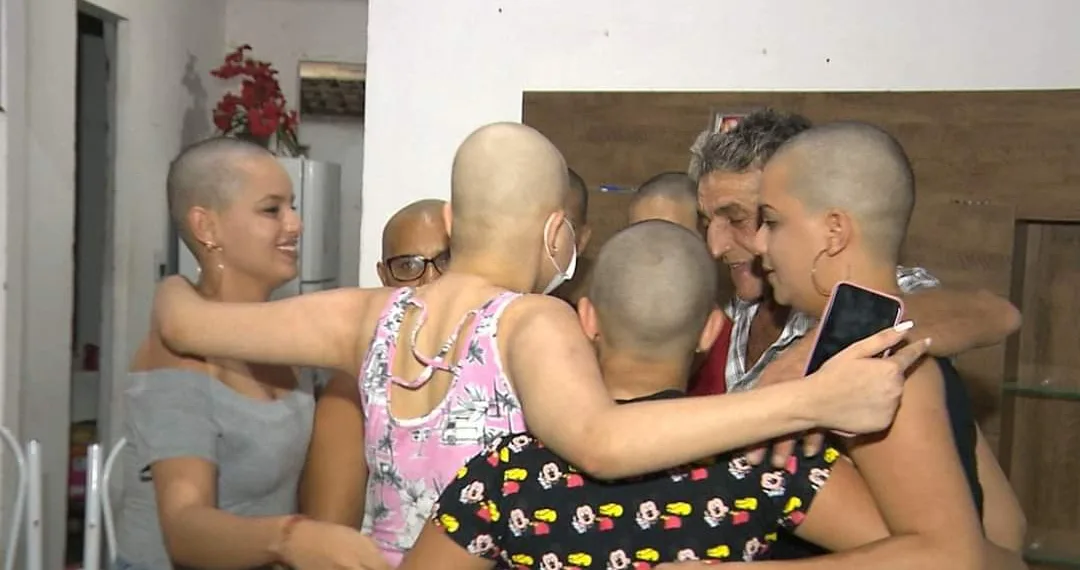 FAMÍLIA RASPA CABELO EM SOLIDARIEDADE A ADOLESCENTE COM CÂNCER