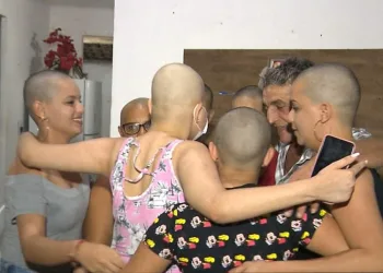 FAMÍLIA RASPA CABELO EM SOLIDARIEDADE A ADOLESCENTE COM CÂNCER