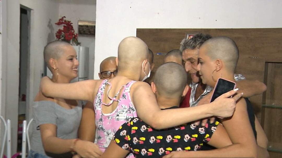 FAMÍLIA RASPA CABELO EM SOLIDARIEDADE A ADOLESCENTE COM CÂNCER