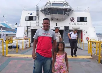 PAI QUE REALIZOU SONHO DA FILHA DE ANDAR DE BARCO GANHA PASSEIO COMPLETO POR ARRAIAL DO CABO