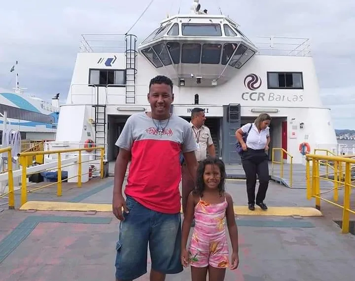 PAI QUE REALIZOU SONHO DA FILHA DE ANDAR DE BARCO GANHA PASSEIO COMPLETO POR ARRAIAL DO CABO