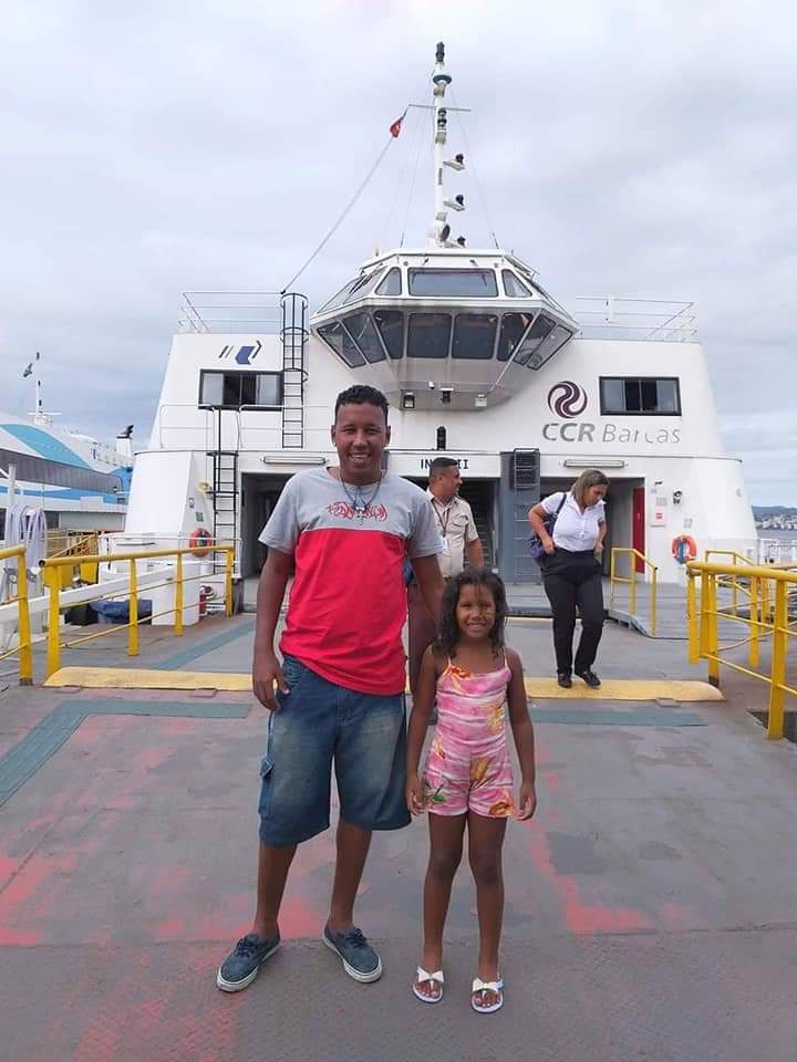 PAI QUE REALIZOU SONHO DA FILHA DE ANDAR DE BARCO GANHA PASSEIO COMPLETO POR ARRAIAL DO CABO