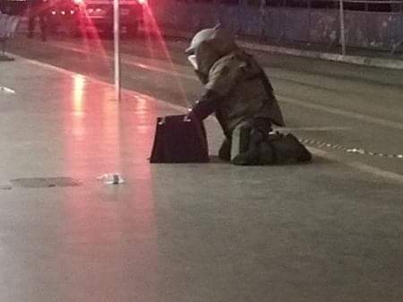 MÃE TRANSPORTA DINAMITE DE 5 KG EM MOCHILA DO FILHO DE 3 ANOS