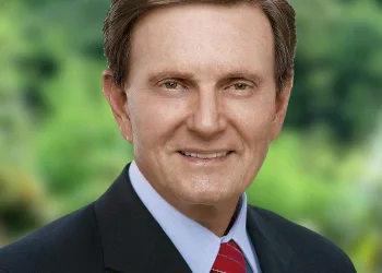 Crivella visita obras do memorial do holocausto no Rio