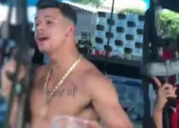 Irmão de Lucas Paquetá aparece em vídeo com fuzil e pistola na cintura