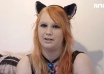 Mulher afirma ser uma gata presa no corpo errado.