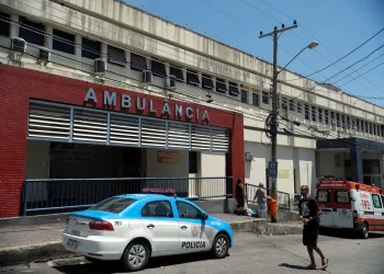 Menino baleado com pai em favela do Rio será transferido para UTI
